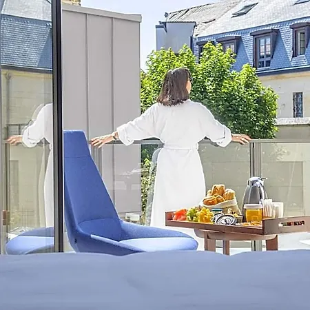 Radisson Blu Hotel, Centre 4*